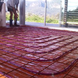 hydronic floor heating pipe in top reinforcing mesh screed bed